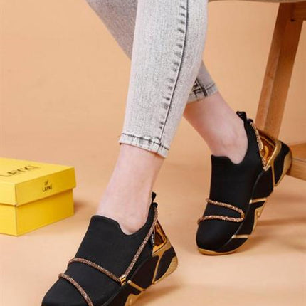 Vallery Siyah Altın Renkli Taşlı Detaylı Kadın Yürüyüş Ayakkabısı