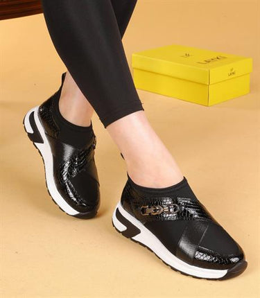 Athena Siyah Renkli Kemer Detaylı Siyah Beyaz Tabanlı Kadın Yürüyüş Ayakkabısı