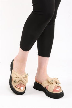 Cesa Bej Renkli Mat Deri Kurdela Detaylı Taşlı Kadın Terlik