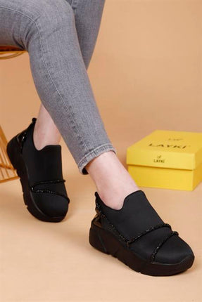 Vallery Siyah Renkli Taşlı Detaylı Kadın Yürüyüş Ayakkabısı