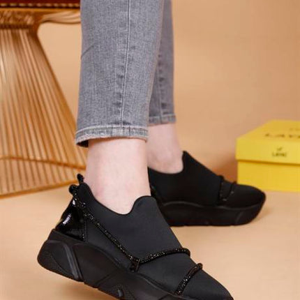 Vallery Siyah Renkli Taşlı Detaylı Kadın Yürüyüş Ayakkabısı