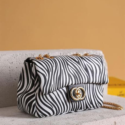 Pera Beyaz Siyah Renkli Zebra Desenli Bölmeli Askılı Çanta