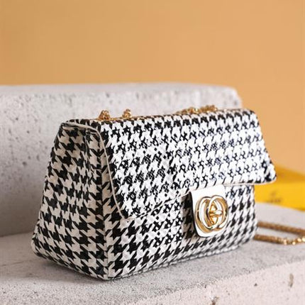 Pera Beyaz Siyah Renkli Bölmeli Askılı Çanta