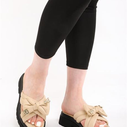 Cesa Bej Renkli Mat Deri Kurdela Detaylı Taşlı Kadın Terlik