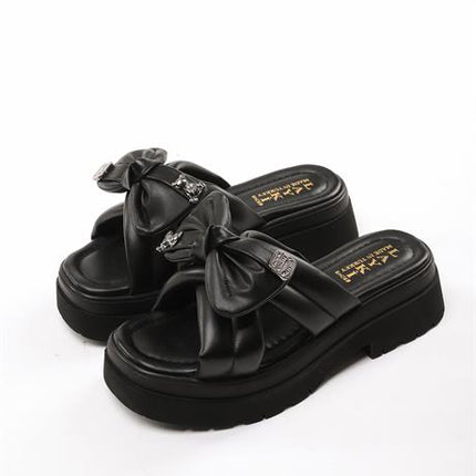 Cesa Siyah Renkli Mat Deri Kurdela Detaylı Taşlı Kadın Terlik