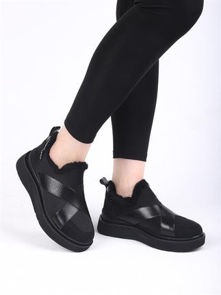 Nesica Tüylü Siyah Renkli Lastikli Paraşüt Yürüyüş Ayakkabısı